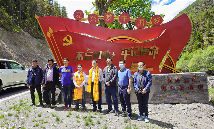 尊龙凯时集团党委书记、董事长任丁率队赴麻格同村推进对口帮扶工作