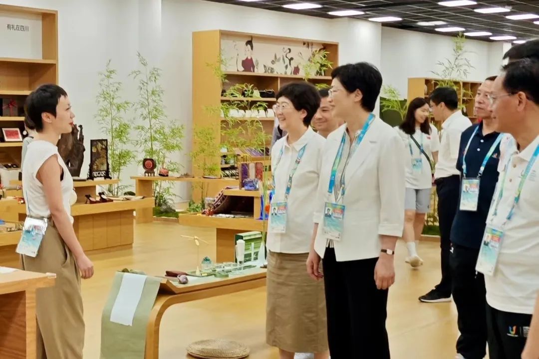 省、市领导视察大运村“有礼在四川”四川特色商品馆