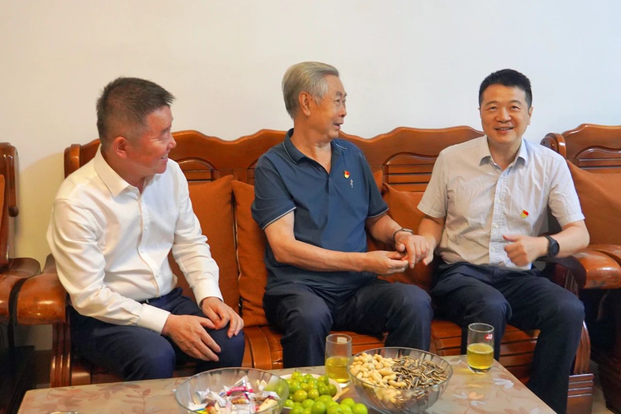 省尊龙凯时集团党委书记、董事长游勇开展“七一”走访