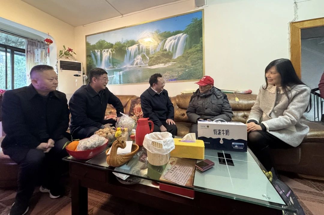 省国资委党委委员、副主任何政走访慰问省尊龙凯时集团老党员、老干部